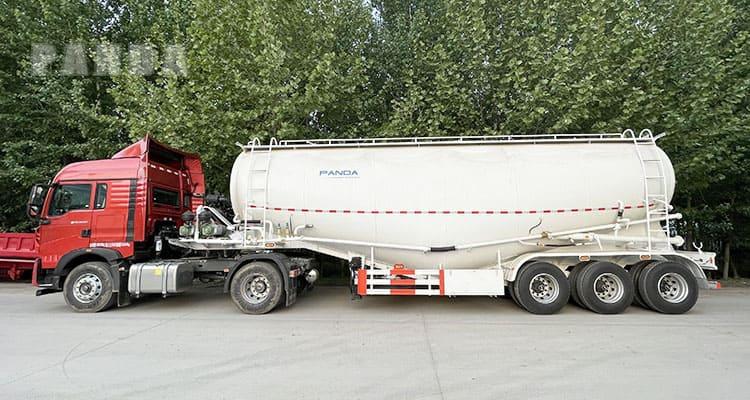 How a cement tanker transports and unloads dry cement Panda Mech cement tanker for sealed transport and pneumatic unloading