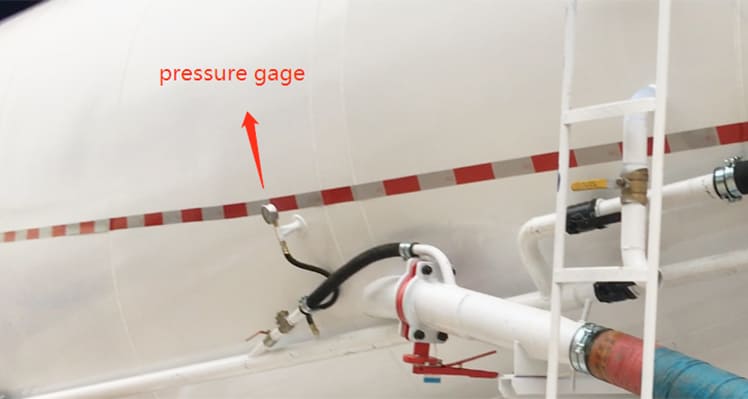 Cement tanker working pressure gauge Pressure gauge installed on a pneumatic cement tanker air line